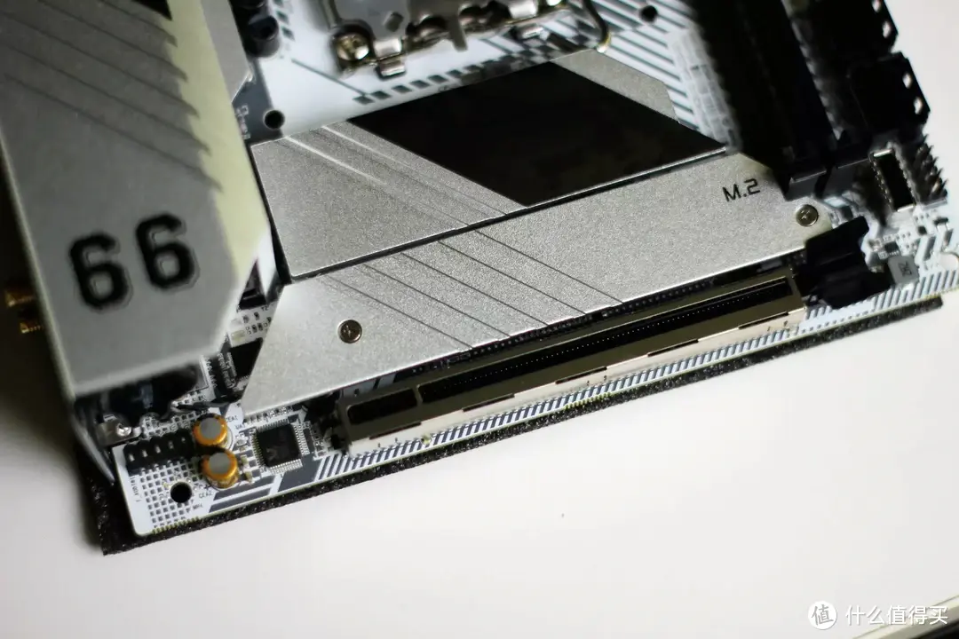 高颜值ITX主板也能拥有性价比？七彩虹B660i白色主题装机实测