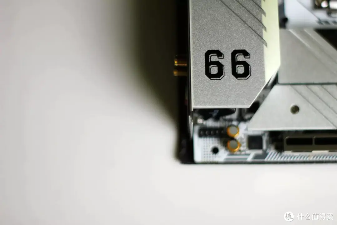 高颜值ITX主板也能拥有性价比？七彩虹B660i白色主题装机实测
