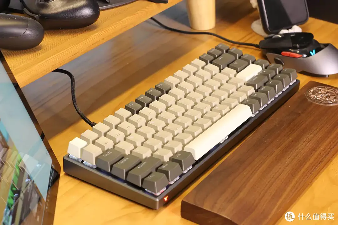 质感提升巨大，简洁的84键实用型键盘-雷柏V700-8A