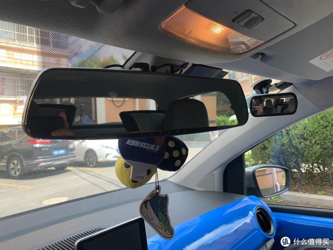 行车记录仪，加上原厂VOTEX的多功能车内镜，方便看看驾驶座后面的小朋友