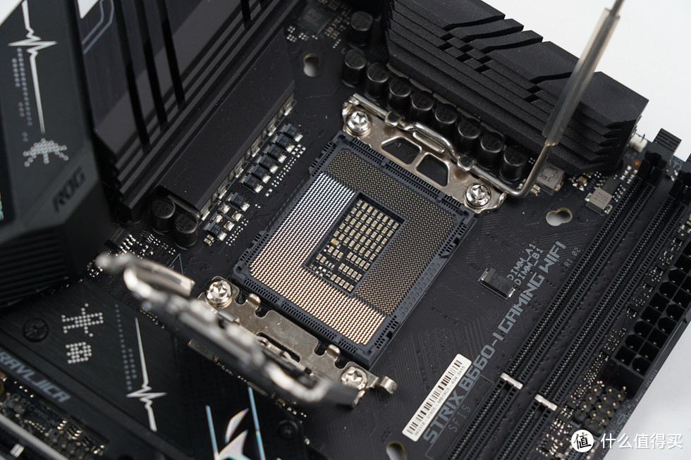 采用全新的intel LGA 1700底座，全面兼容Intel 12代酷睿处理器。