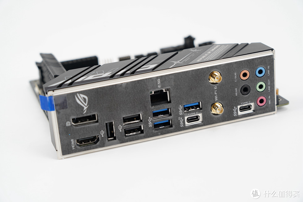 一体化的IO背板也是主流标配，接口方面提供了1个HDMI接口,1个DisplayPort接口，3个USB2.0，3个USB3.2，2个USB3.2 Gen2x2 Type-C，一个2.5LAN口，无线网卡天线接线端以及音频接口。
