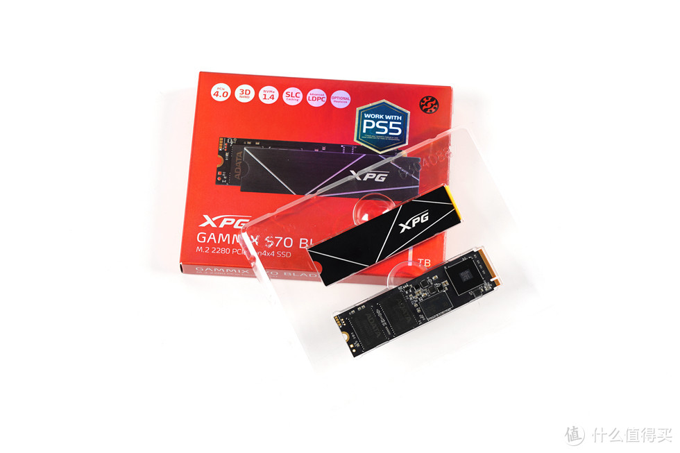 XPG Gammix S70 Blade包装内部额外提供了一片超薄散热片。XPG Gammix S70 Blade采用 M.2 2280 规格，InnoGrit的IG5236CAA主控，支持 PCIe 4.0x4 协议，顺序读取速度为 7400MB/s，顺序写入速度可达 6400MB/s，双面颗粒设计。