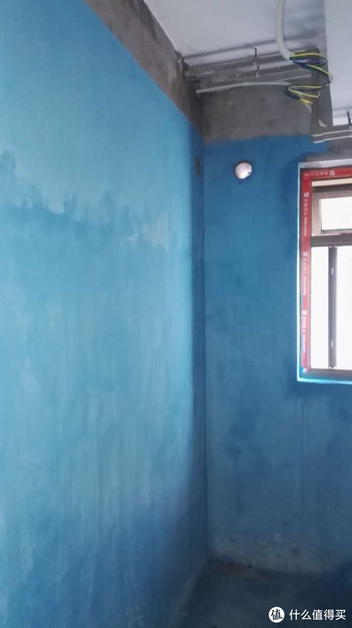 刚装修的新房，卫生间墙面瓷砖脱落还发霉，只因为防水没做好