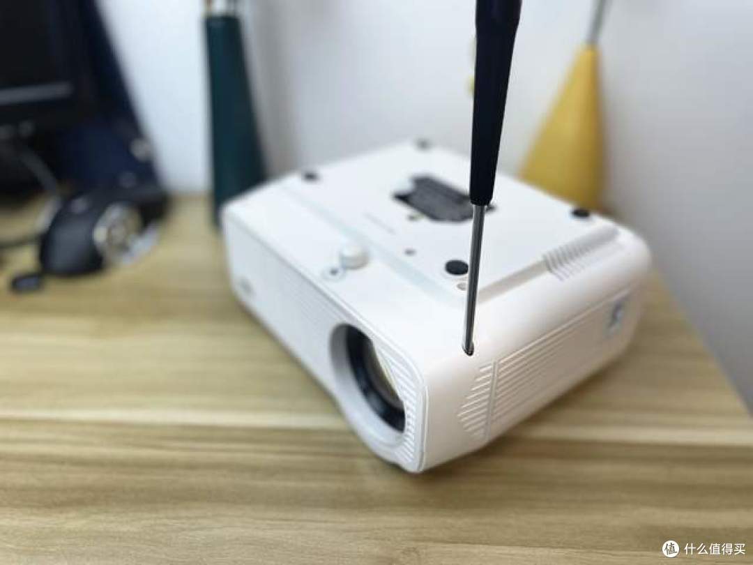 拼多多200价位的投影仪值得入手吗？我拆开给大家看看
