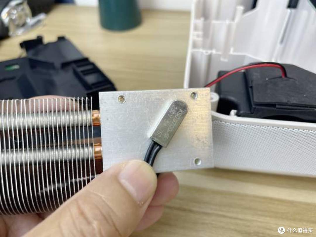 拼多多200价位的投影仪值得入手吗？我拆开给大家看看