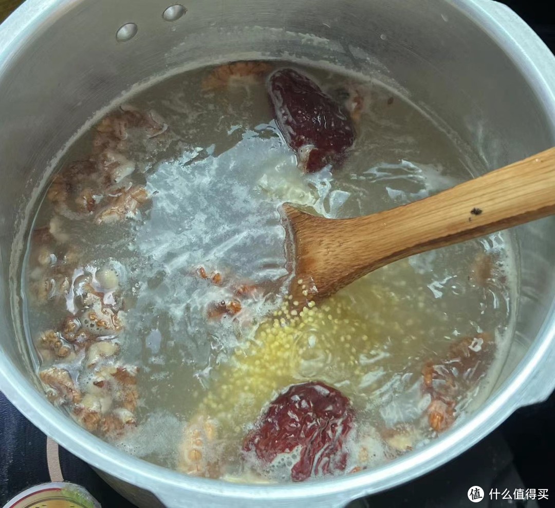 香味可口软糯温润增加食欲，红枣核桃小米粥烹饪美食（内附烹饪教程）