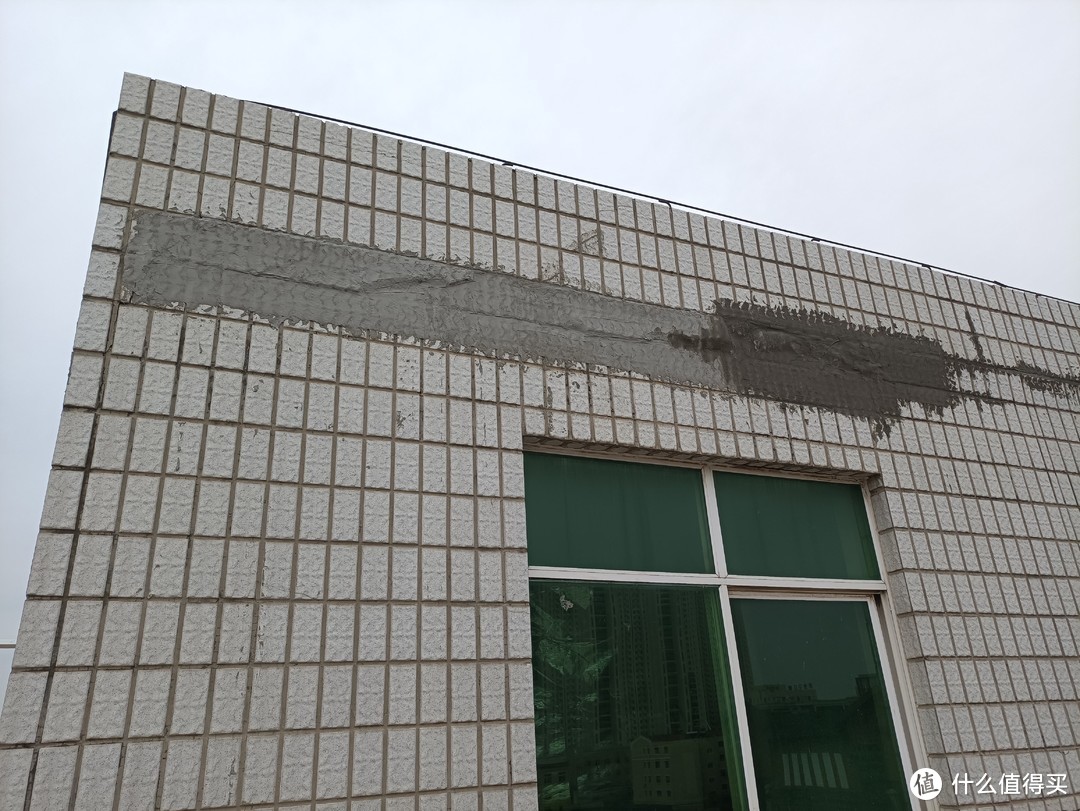 有些地方外墙掉的太多，用发泡胶填充了，因为发泡胶成分是聚酯胺，而很多防水涂料成分也是聚酯胺，应该也防水的吧