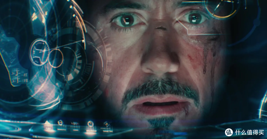 《钢铁侠》剧照，在电影中多处出现了虚拟系统和现实的结合呈现