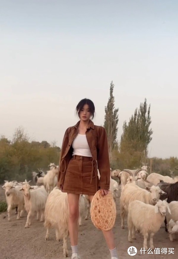00后女孩“8分钟噶一只羊”吸粉百万，人送外号“荒漠屠夫”，穿搭却走甜美风