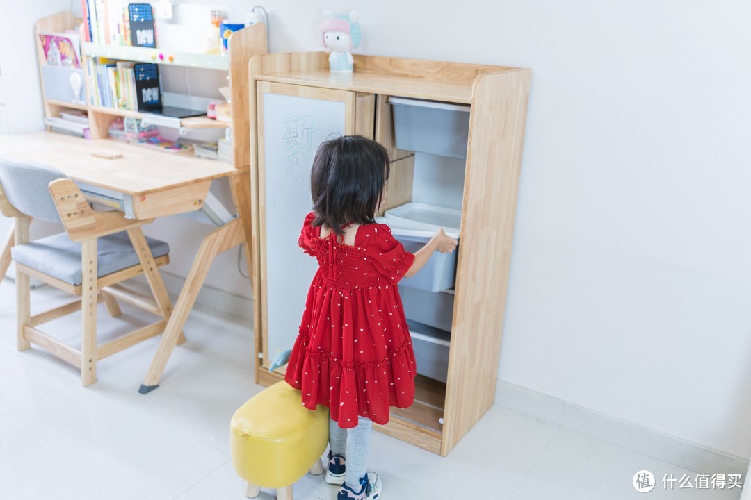 学玩分区，一「柜」两用，让收纳更简单：斯芬达小鹿组合书柜