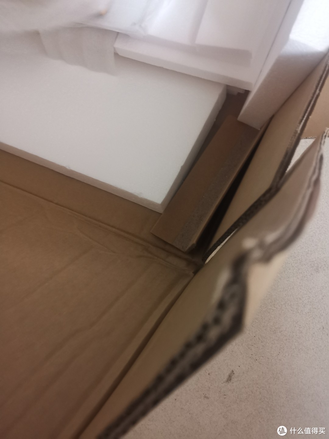 产品包装也做的很到位，虽然很重，但是纸箱依旧完整无损；也可以看到内置的还有高强度直角支撑