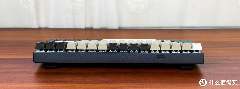 纯白背光的紧凑型无线多模机械键盘也可以很有味！雷柏V700-8A轻体验