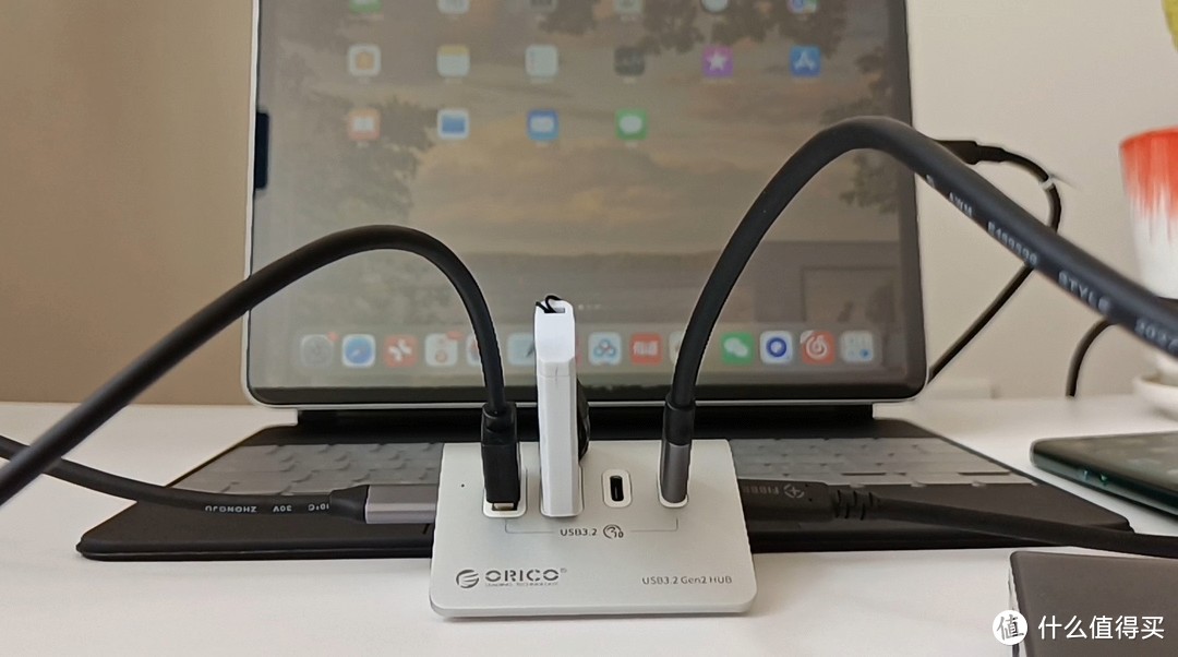 对于iPad Pro、MacBook，搭配ORICO奥睿科4口USB3.2集线器，可方便多USB设备使用