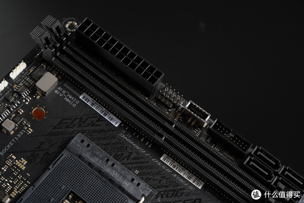 2条DDR4双通道内存插槽，最大容量支持 64G，支持 ECC 内存，支持 ECC 模式，内存最高频率为 5000MHz。