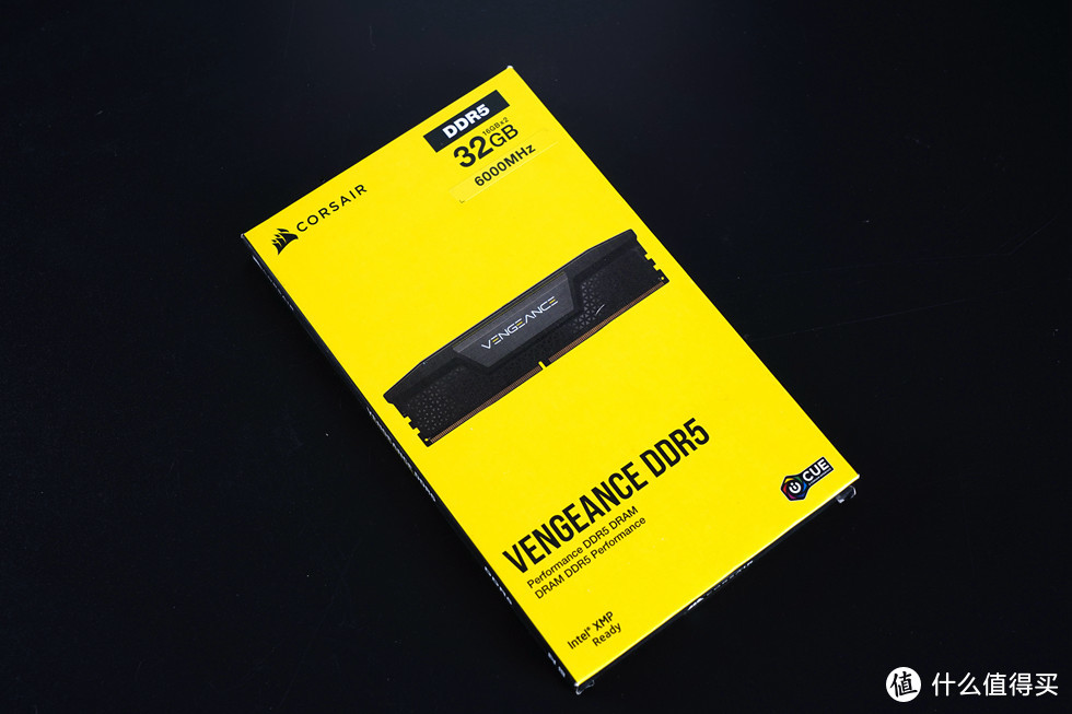 内存选择美商海盗船的复仇者系列 DDR5 32GB(16G×2) 6000MHz套装，经典的黄黑配色包装。