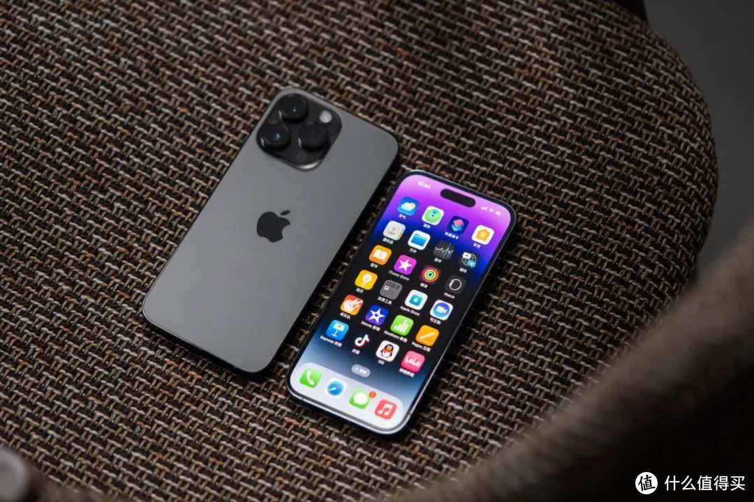 技术不同的 iPhone 14 和 Mate 50，谁才真正「捅」破了天？