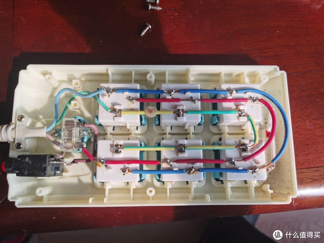 对比现在新的插线板，一体式铜条设计，这个就是个渣渣。