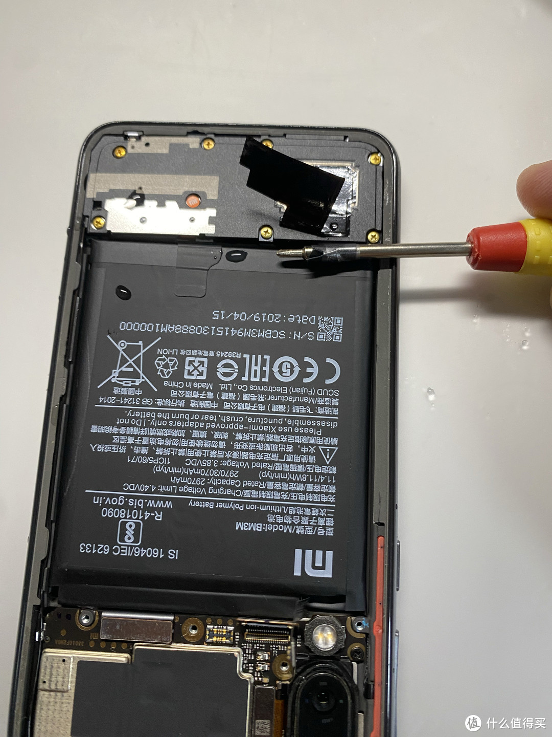 小米9SE手机更换屏幕教程：解决手机屏幕损坏导致的黑屏、无法开机问题