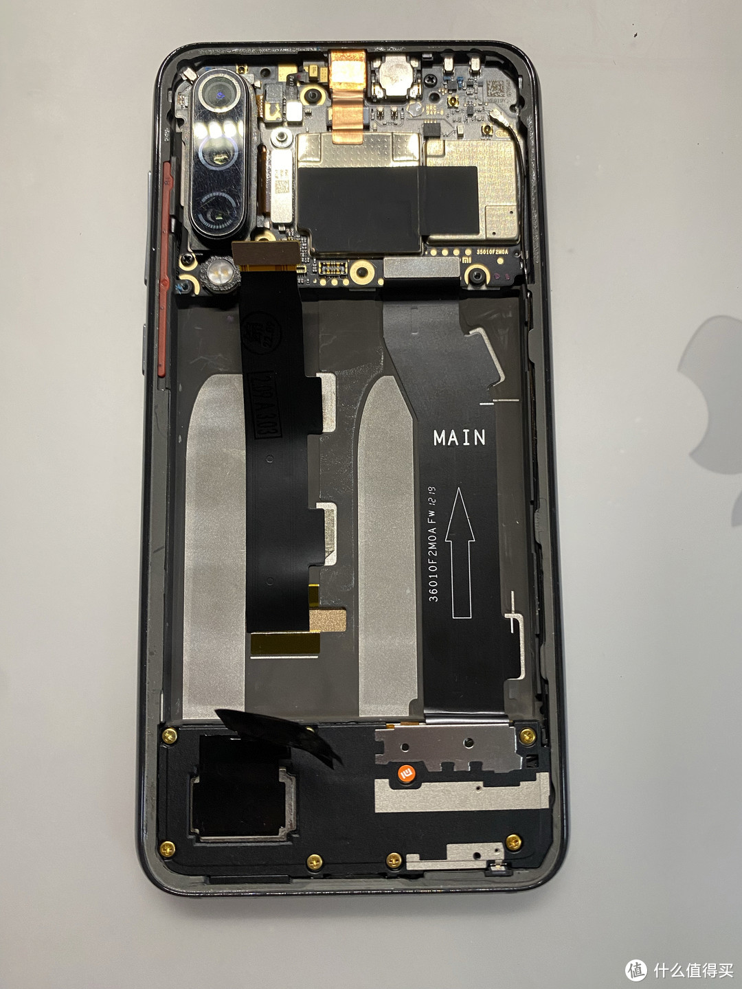 小米9SE手机更换屏幕教程：解决手机屏幕损坏导致的黑屏、无法开机问题