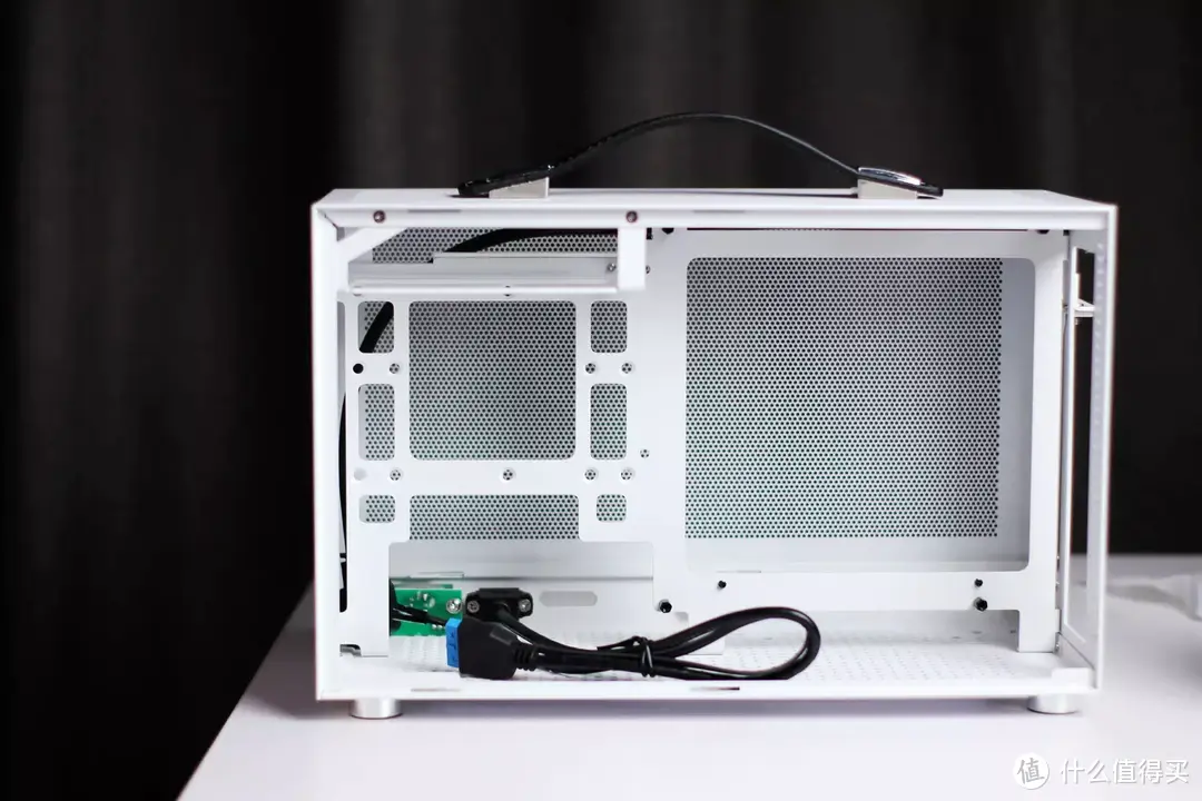 不仅直接拎走，散热和IO设计也很用心 - 闪鳞S300 ITX机箱解析