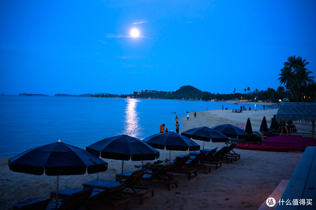 这大概是晚上8点左右，没想到月光下的湄南海滩这么美，sony n5的高感光还行 
