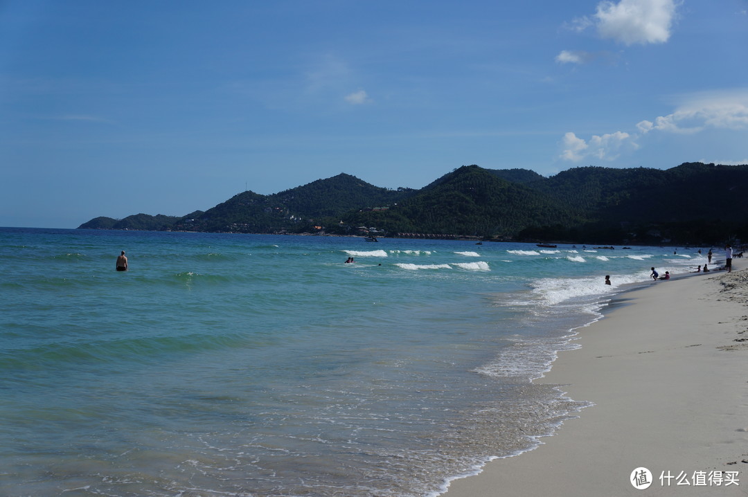 查汶海滩的沙子更细，沙滩更宽广，海浪也比湄南海滩要大