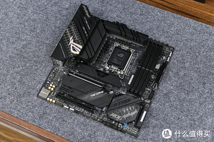 变脸熊猫——华硕ROG Z690G+九州风神魔方CH370装机展示