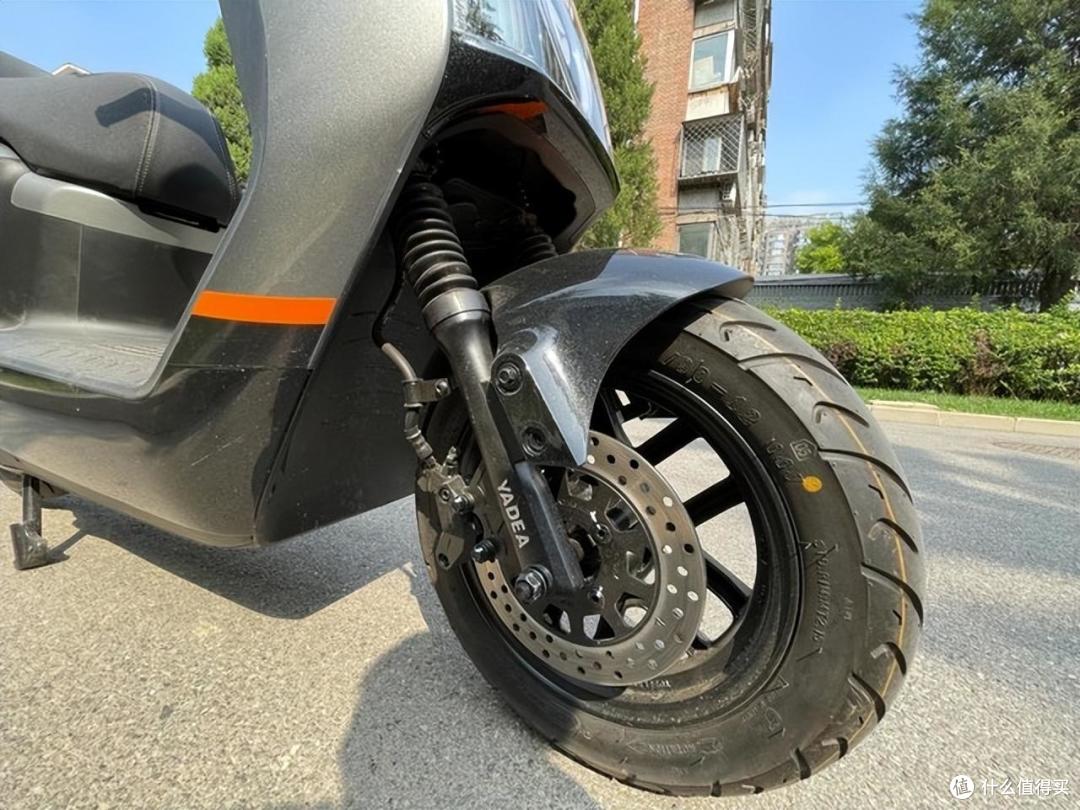 前轮大盘碟刹后轮碟刹3,智能及驾乘舒适度表现雅迪冠能3e9 pro的续航