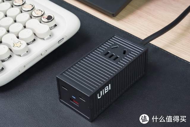 UIBI 65W氮化镓智充集装箱：你的高颜值桌面充电站请收好