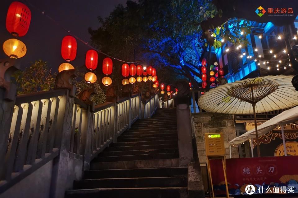 外地人第一次到重庆，打卡老城区的山城巷，感叹像天上的街市