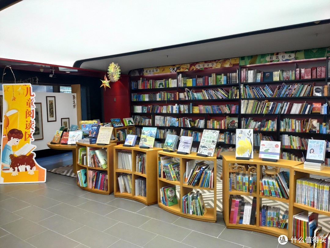 毕竟是在写字楼内，受限于空间，书局的儿童阅读区的绝对面积不大，但图书针对年龄段齐全，系列质量较高，颇受小朋友欢迎