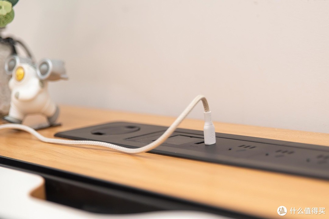 无线充+多功能插线板，乐歌这款智能升降书桌值得买吗