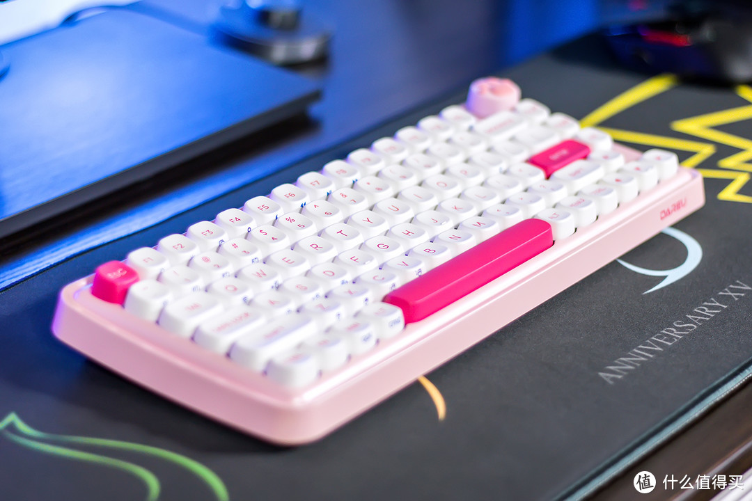 造型圆润软萌，为桌面添粉颜，达尔优小方糖Z82机械键盘测评