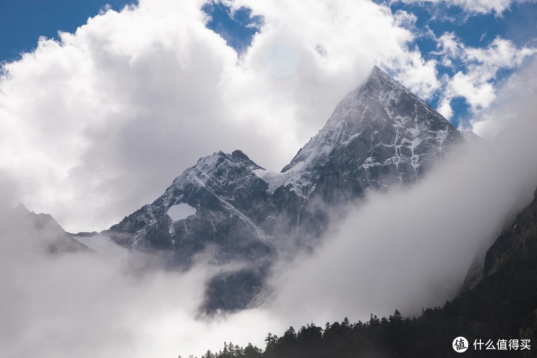 在云雾中的雪山