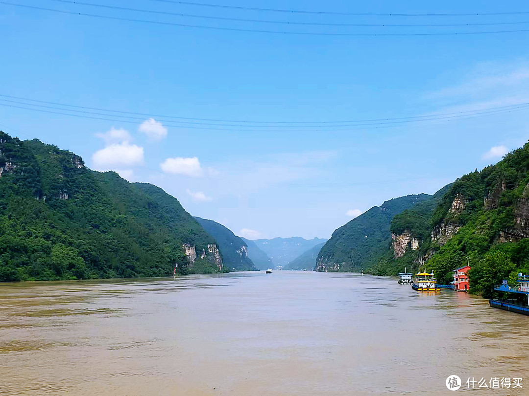 坐着游船沿江行驶，看着两侧风景，不要太惬意