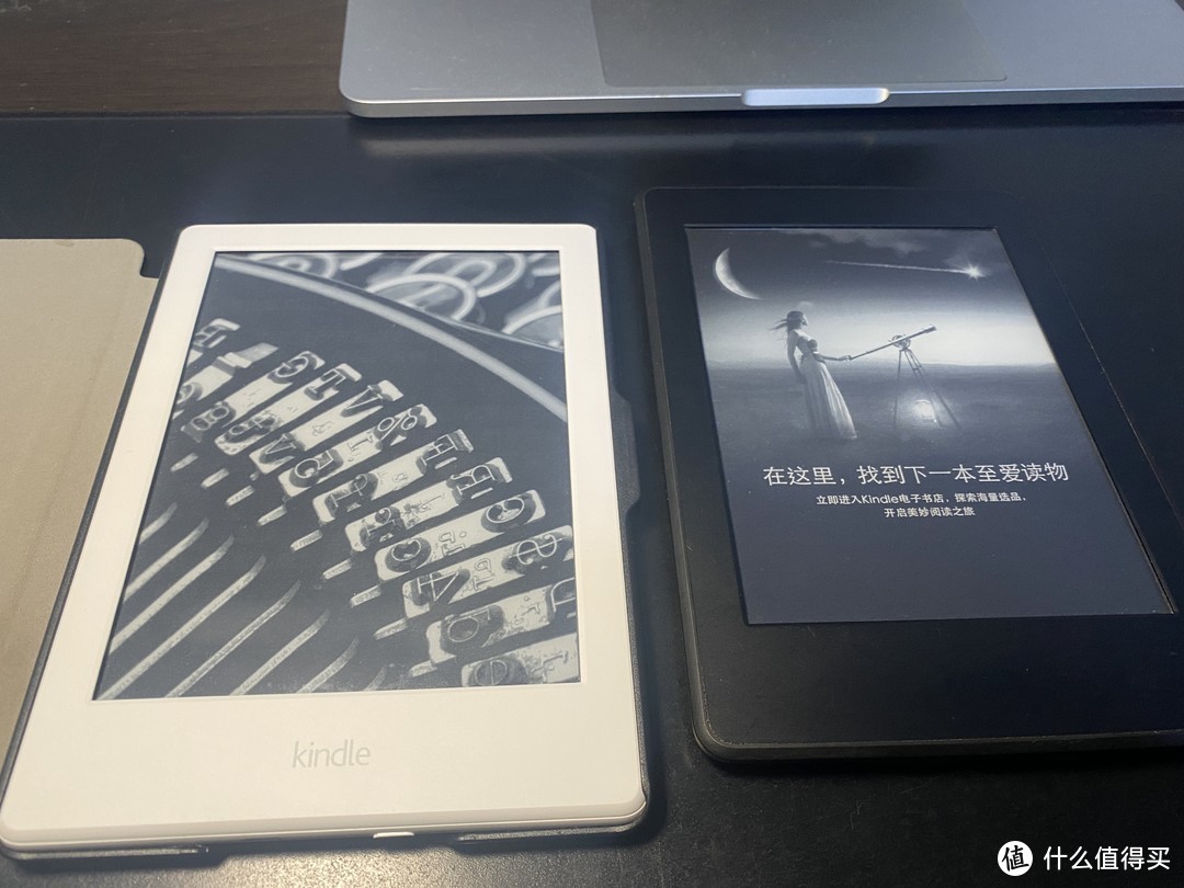 与kindle paperwhite3同台对比，有台灯补光，未开kindle paperwhite3的背光