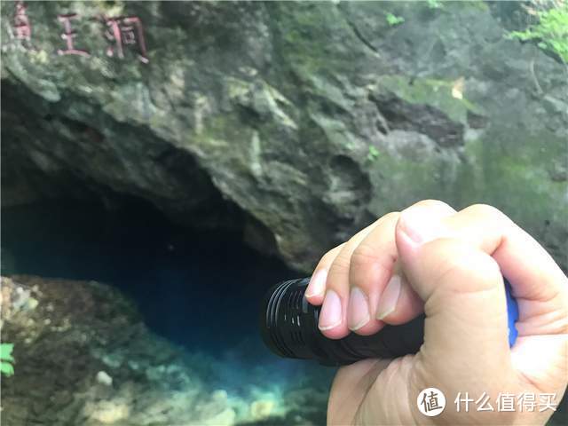 单手持握的户外强光灯，防水耐用能防身—IMALENT艾美能特DN35强光灯测评