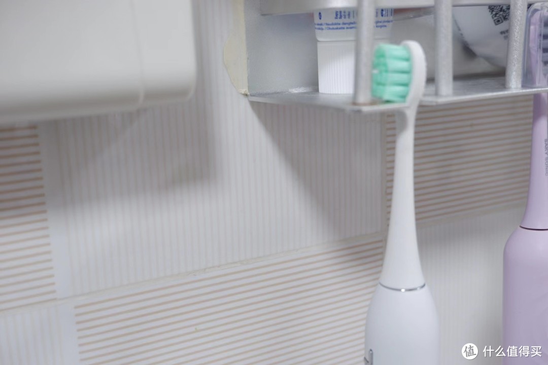 如果有个防尘盖，就可以借用盖子的外壁架起在牙刷架上
