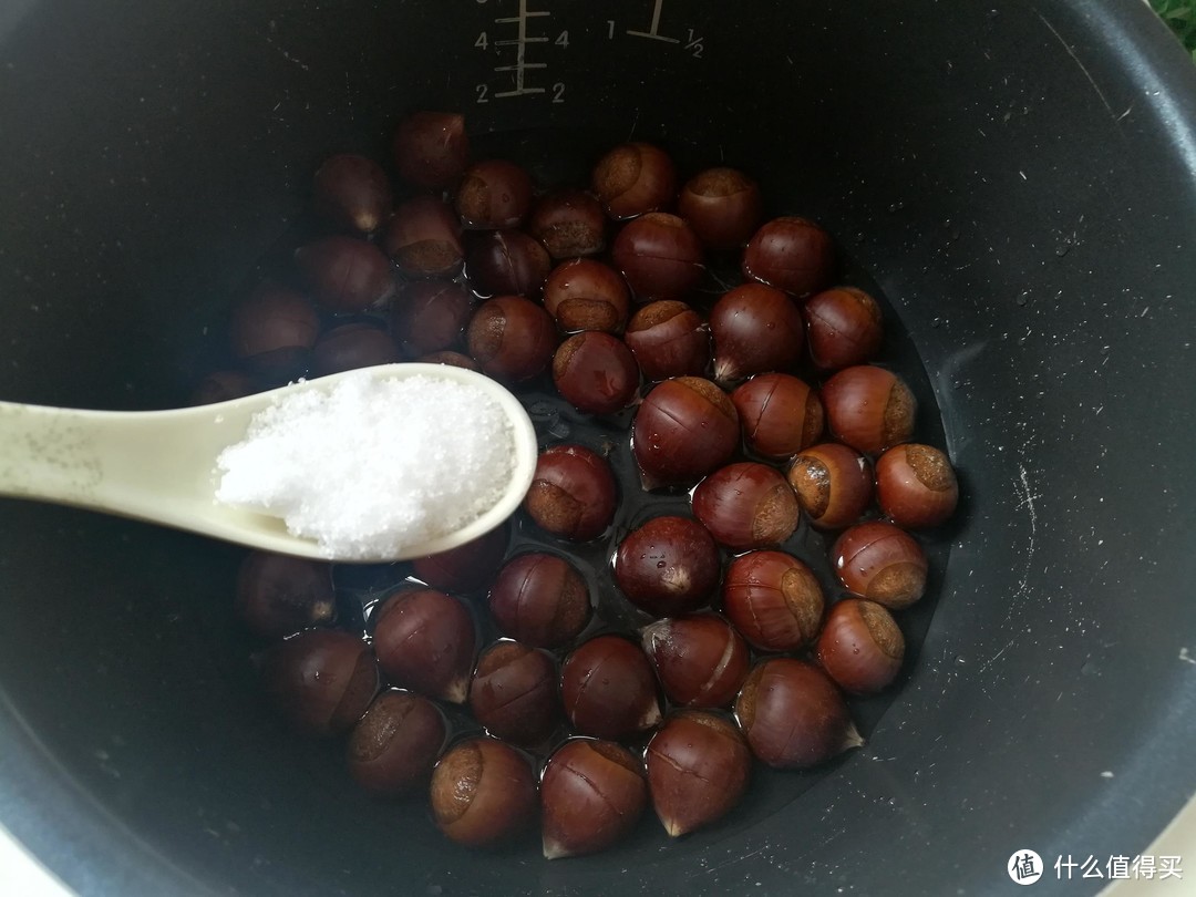 在家做糖炒栗子，有电饭锅就能做，不焯水不翻炒，特简单