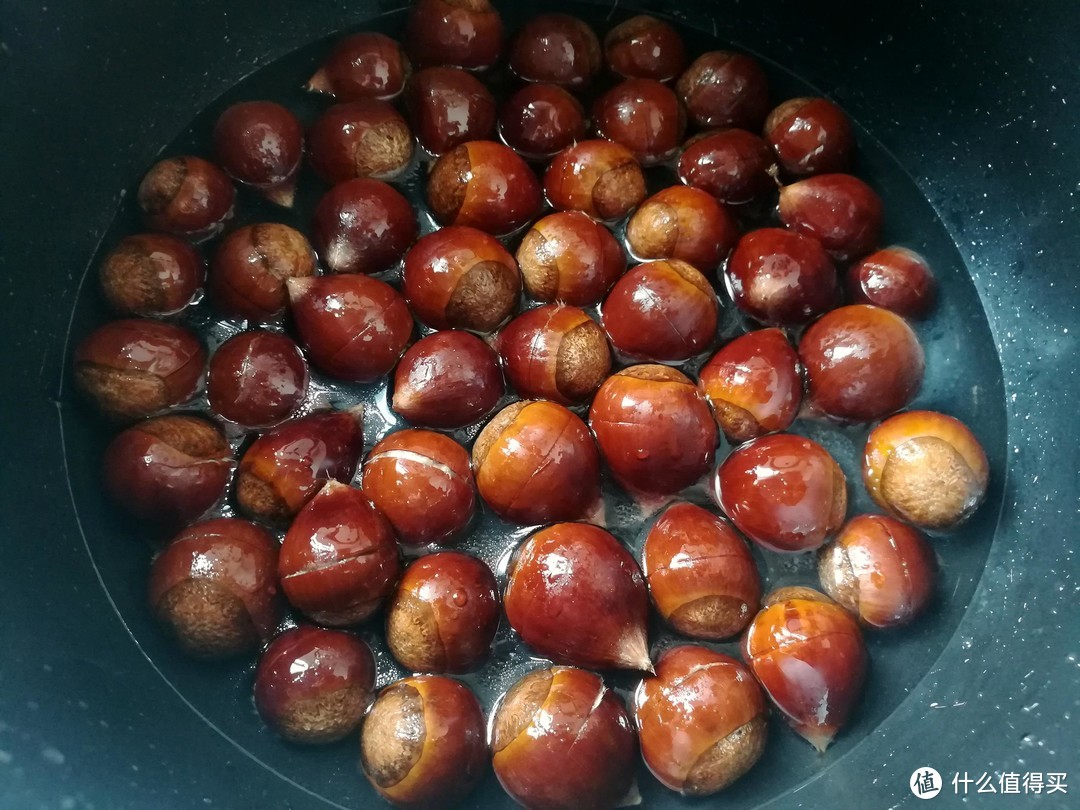 在家做糖炒栗子，有电饭锅就能做，不焯水不翻炒，特简单