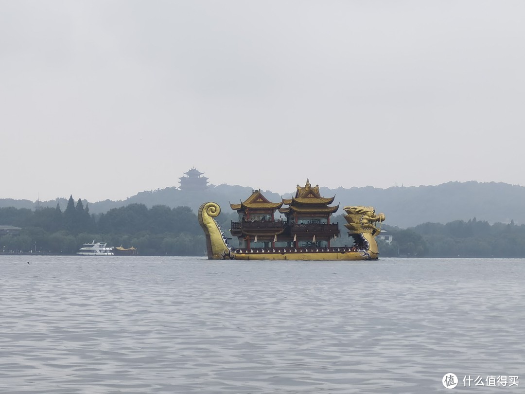 第一次到西湖适合慢慢地走，感断桥爱，忆长桥悲，看美景吃美食