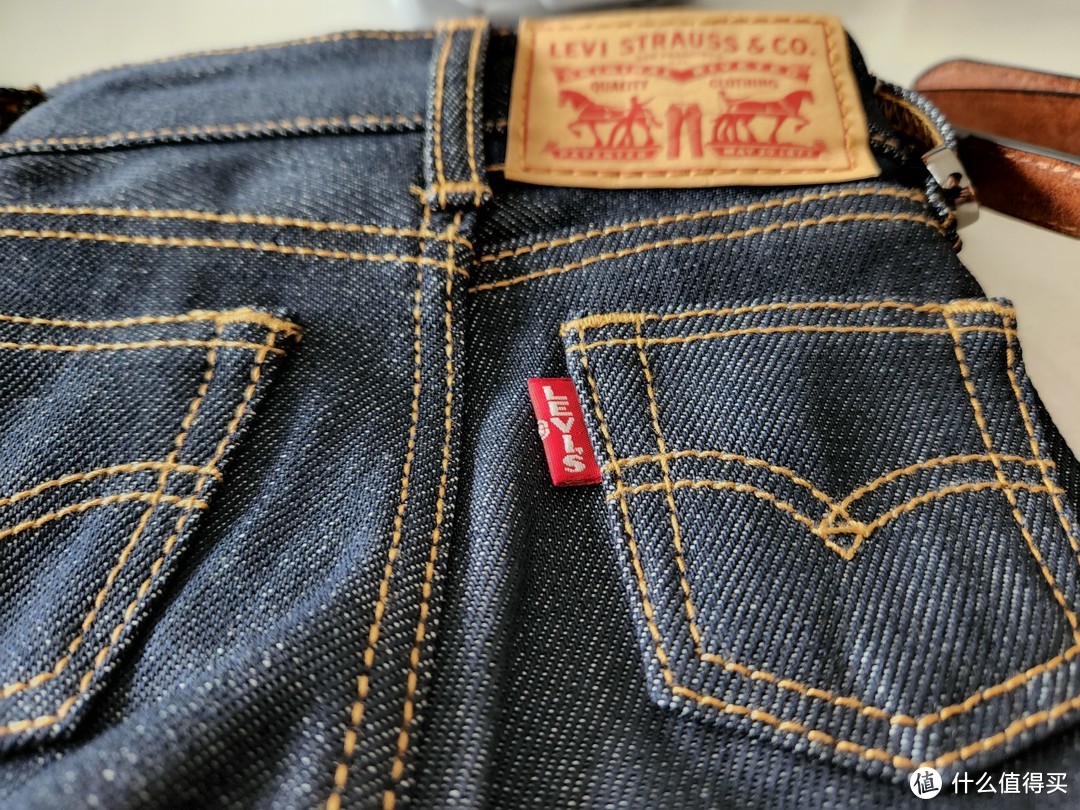 这个包有点个性：LEVI'S牛仔裤造型斜挎包