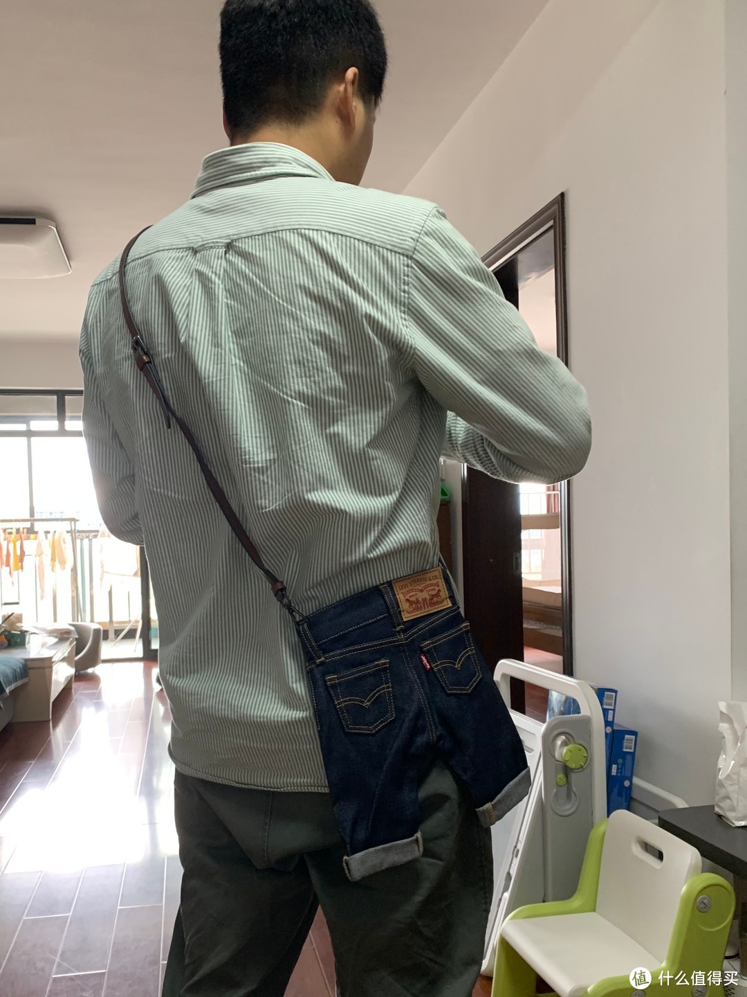 这个包有点个性：LEVI'S牛仔裤造型斜挎包