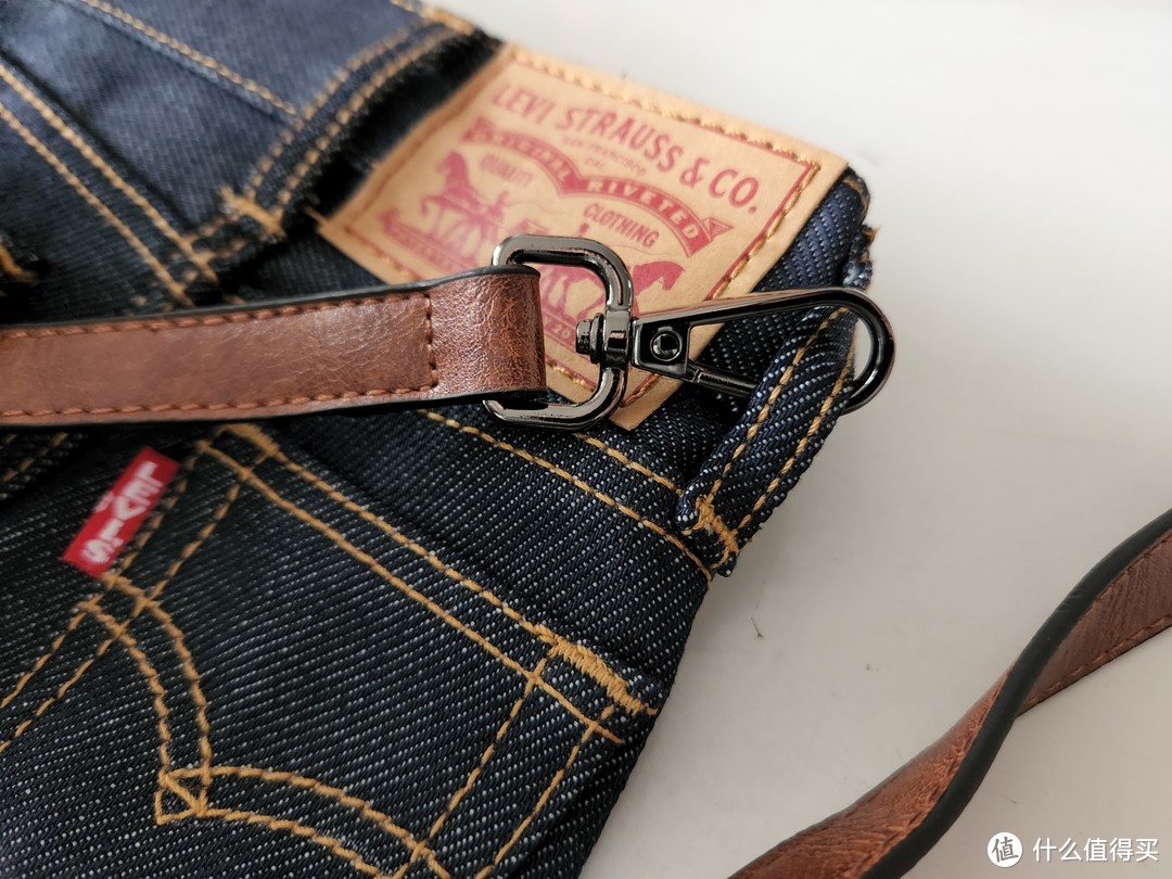 这个包有点个性：LEVI'S牛仔裤造型斜挎包