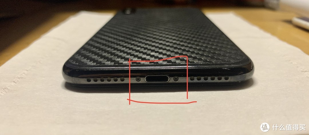 红框为螺丝 通过螺丝上的划痕可以判断该手机是否被拆过