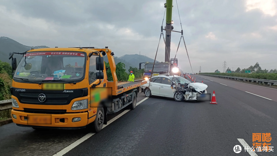 高速堵车，叫拖车背着走应急车道超车，会被处罚吗？