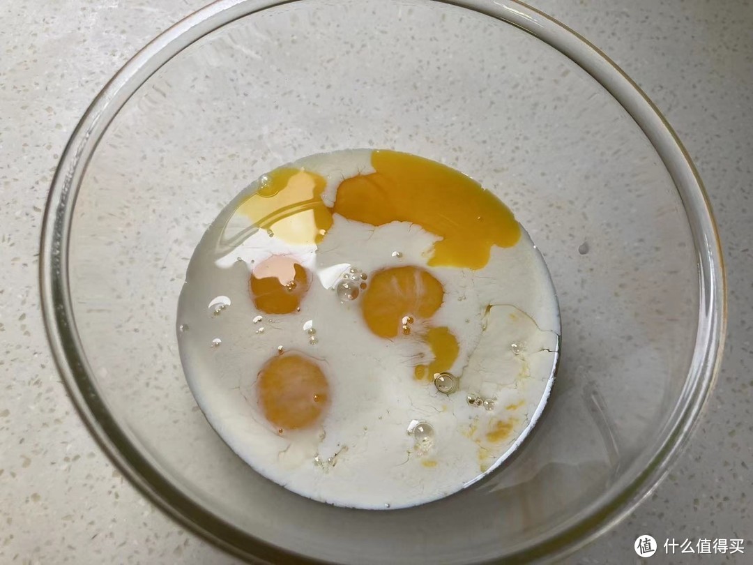 四个鸡蛋半杯牛奶加面粉这样做，清甜又松软，老人孩子都爱吃