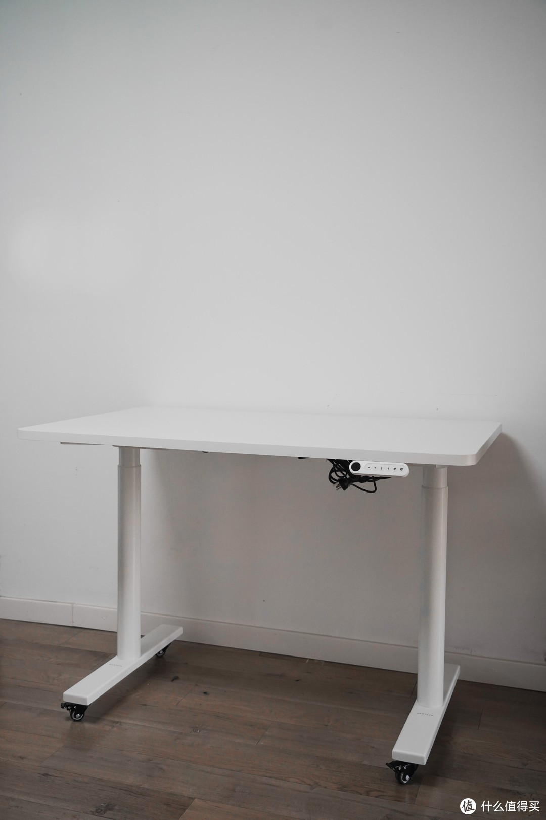 白色桌搭+绝佳的拍摄背景 Brateck北弧M1雪岩白双电机电动升降桌