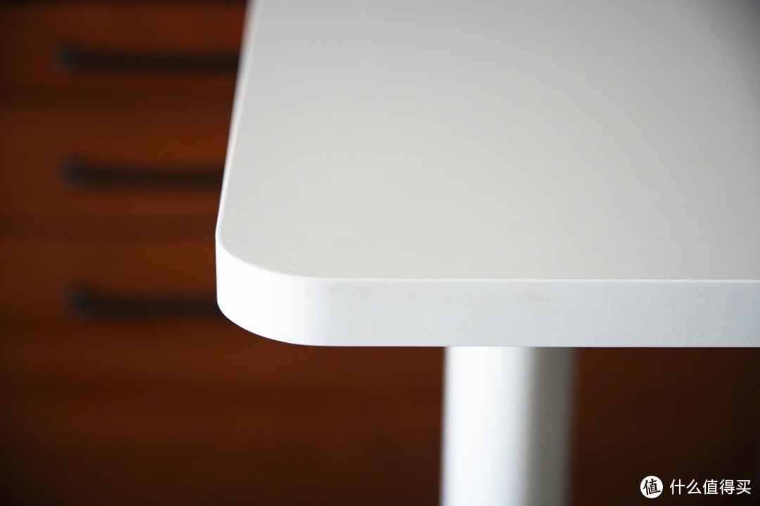 白色桌搭+绝佳的拍摄背景 Brateck北弧M1雪岩白双电机电动升降桌